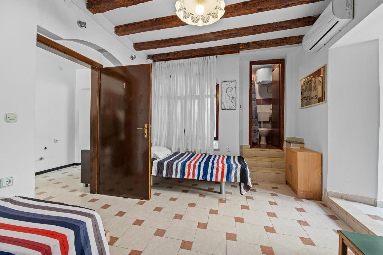 Pula Hostel Buitenkant foto